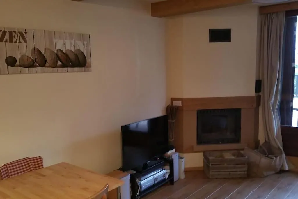 Appartement 2 Pieces Au Milieu Des Chalets. Grande Terrasse Orientee Sud Saint-Etienne-de-Tinee 0*,  France